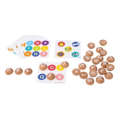 Jogo educativo com fichas de madeira com letras e cartões coloridos