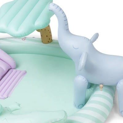 Piscina insuflável infantil com elefante azul e árvore verde