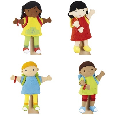 Conjunto de quatro marionetes de crianças coloridas com mochilas.