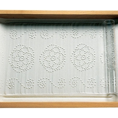 Tabuleiro de madeira com tubos de ensaio de vidro e base branca texturizada