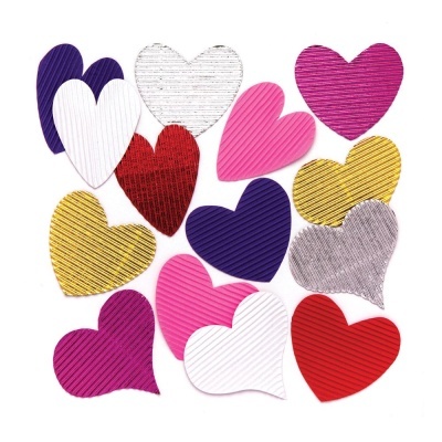 Corações recortados de papel colorido com textura riscada