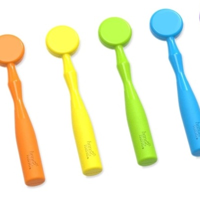 Conjunto de seis colheres coloridas de plástico dispostas em linha