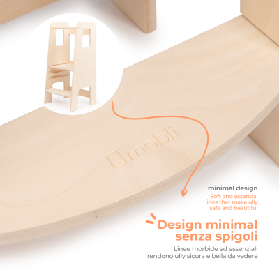 Cadeira infantil em madeira clara com design minimalista e sem arestas