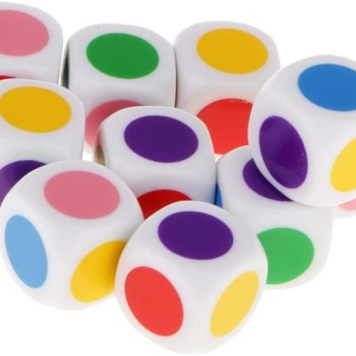 Dados brancos com pontos coloridos grandes