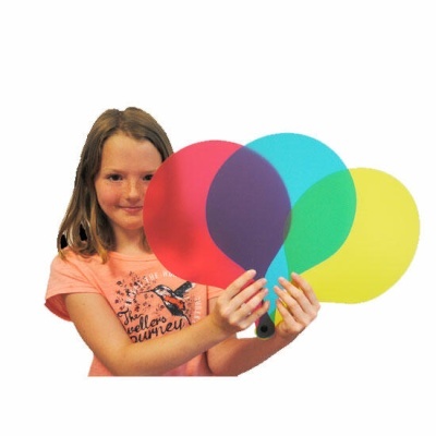 Menina a segurar quatro raquetes de praia coloridas.