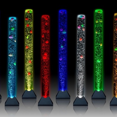 Oito tubos luminosos coloridos com bolhas e elementos flutuantes sobre bases pretas