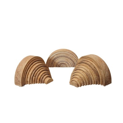 Três blocos semicirculares de madeira com anéis concêntricos.