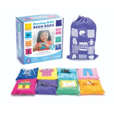 Jogo educativo com almofadas coloridas para prática de vestir, saco roxo e caixa do produto.