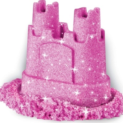 Castelo de areia rosa brilhante sobre fundo branco