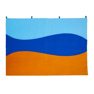 Toalha colorida com padrão em ondas e argolas para pendurar