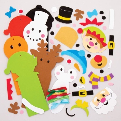 Peças de papel colorido para figuras de Natal sobre fundo branco