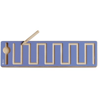 Tabuleiro de jogo labirinto em madeira clara e base azul