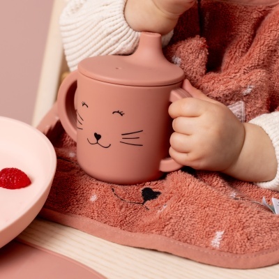 Chávena infantil rosa com rosto de gato e tampa bico