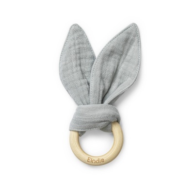 Chupeta de madeira com tecido cinza em forma de orelhas de coelho