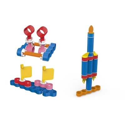 Três objetos construídos com peças de encaixe coloridas em fundo branco