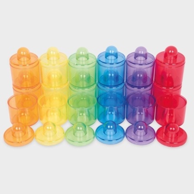 Conjunto de copos coloridos empilhados