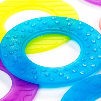 Anéis plásticos coloridos com texturas em relevo