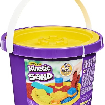Balde plástico roxo com tampa amarela e pega branca contendo Kinetic Sand