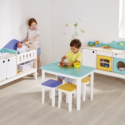 quarto infantil com móveis de madeira branca e detalhes coloridos em azul e amarelo