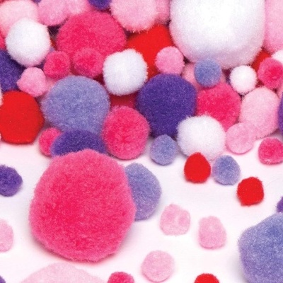 Pompons de lã coloridos sobre superfície branca