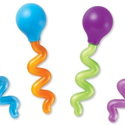 Conjunto de quatro colheres de plástico coloridas com cabos em espiral.