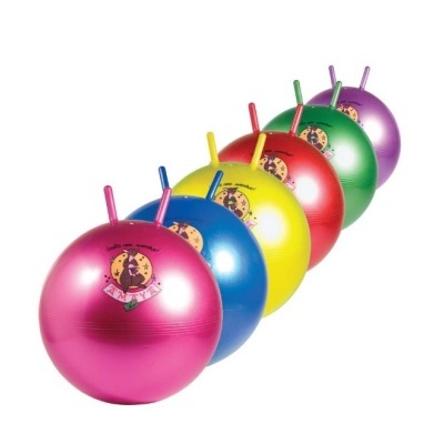 Bolsa de exercício com pega em várias cores alinhadas sobre fundo branco