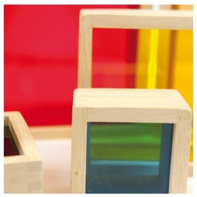 Cubos decorativos em madeira clara com painéis coloridos azul, verde e amarelo