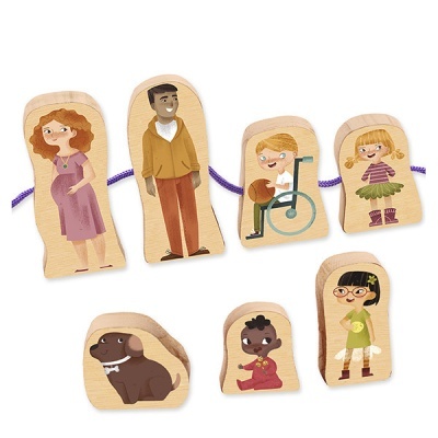 Peças de madeira com desenhos coloridos de várias pessoas e um cão, ligadas por fio roxo