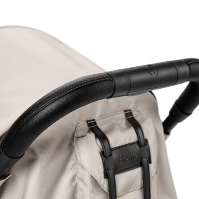 Carrinho de bebé cinza claro com punho preto e etiqueta Elodie