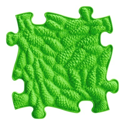 Peça de puzzle verde com padrão texturizado e fundo branco