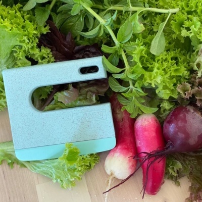 Lâmina de salsicha azul claro SKAGITX com vegetais frescos variados numa superfície de madeira