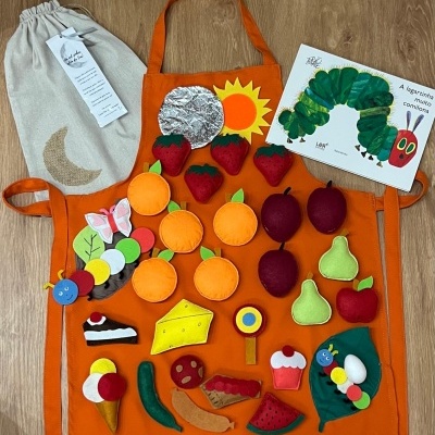 Avental laranja com frutas de feltro, saco de pano e livro infantil