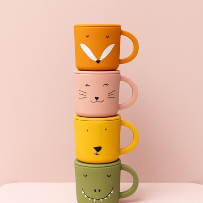 Conjunto de quatro canecas coloridas com rostos de animais empilhadas.