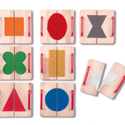 Blocos de madeira com formas geométricas coloridas e alças vermelhas