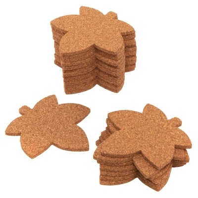 Bases em cortiça em forma de folhas cor de castanho