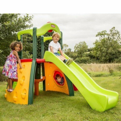 Parque infantil colorido com escorrega verde e crianças a brincar ao ar livre