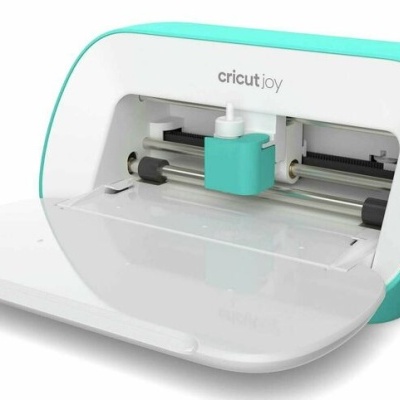 Máquina de corte Cricut Joy branca e turquesa com tampa aberta