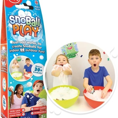 Produto SnoBall Play da Zimpli para criar bolas de neve artificiais, embalagem azul e vermelha, crianças brincando com bolas de neve em tigelas.