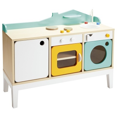 Cozinha de brincar em madeira com portas de cores diferentes e pias