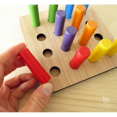 Jogo de tabuleiro em madeira com peças cilíndricas coloridas