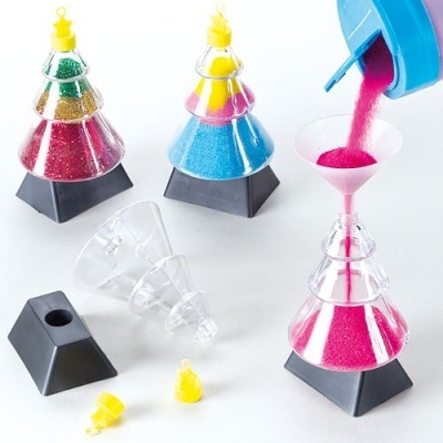 Conjunto de garrafas em forma de árvore de Natal com areia colorida e funil transparente
