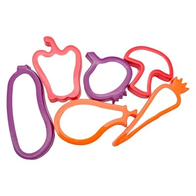 Conjunto de cortadores de biscoitos coloridos em forma de legumes e frutas