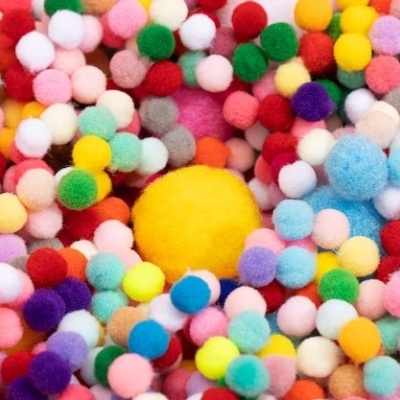 Bolas de lã coloridas de vários tamanhos e cores misturadas