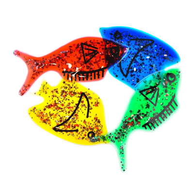 Conjunto de quatro peixes coloridos de plástico com glitter e desenhos pretos