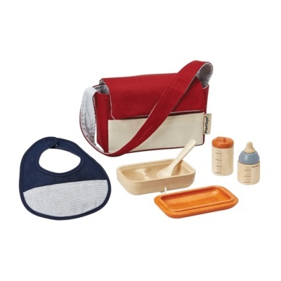 Brinquedos de alimentação infantil com bolsa, babete e acessórios coloridos.