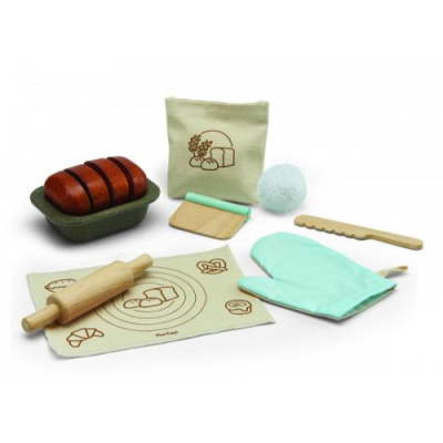 Brinquedo de cozinha com pão em madeira e acessórios em tecido e madeira, fundo branco