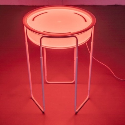 Mesa luminária circular branca iluminada a vermelho com cabo elétrico