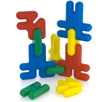 Peças de construção em plástico colorido azul, vermelho, amarelo e verde interligadas