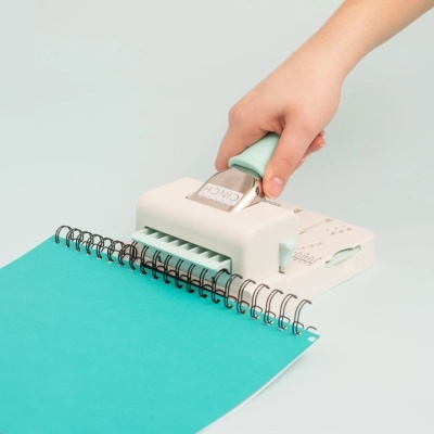 Fechador de caderno espiral branco com punho verde claro e caderno azul claro