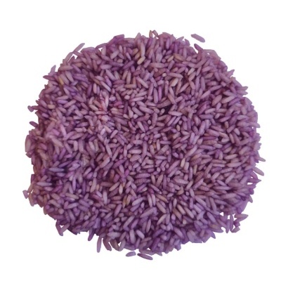 Grãos de arroz roxo em formato circular sobre fundo branco